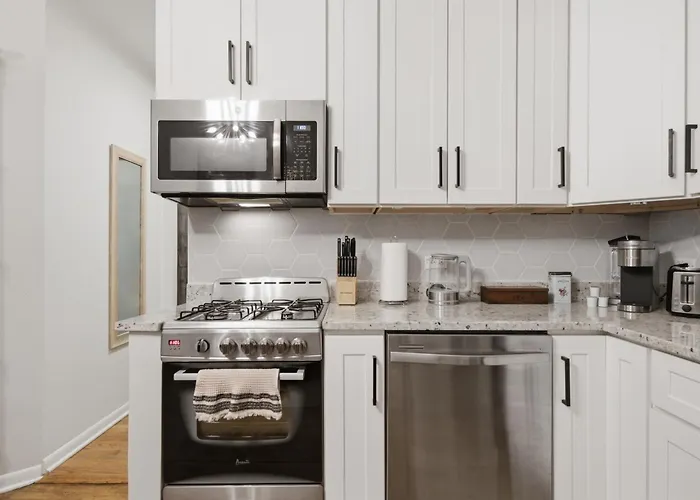 Wicker Park 1-br Walk To Train & Grocery Easy Downtown Access