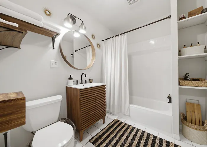 Wicker Park 1-br Walk To Train & Grocery Easy Downtown Access * Chicago